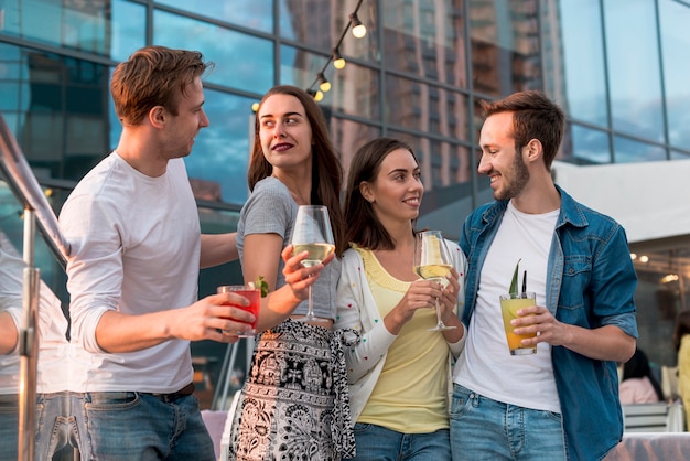 Foto gratuita amigos posando con las bebidas