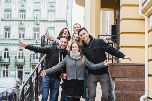 Amigos posando en la calle de la ciudad