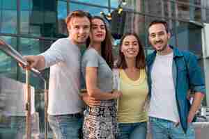 Foto gratuita amigos posando en una fiesta en la terraza