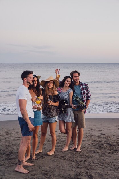 Amigos posando para un foto en la playa