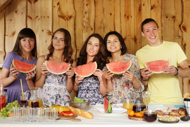 Foto gratuita amigos posando con rodajas de sandía