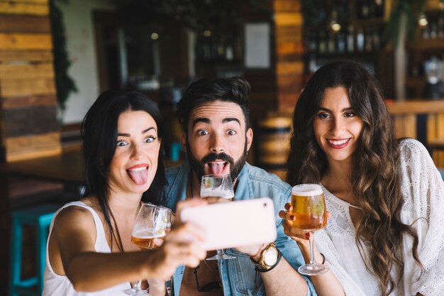 Amigos posando para selfie