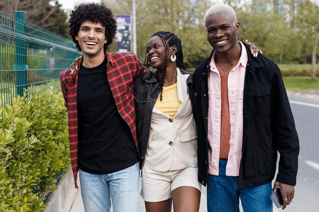 Amigos positivos al aire libre