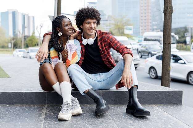 Amigos positivos al aire libre