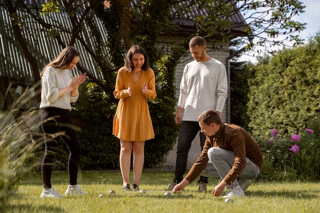 Amigos practicando deporte al aire libre tiro completo