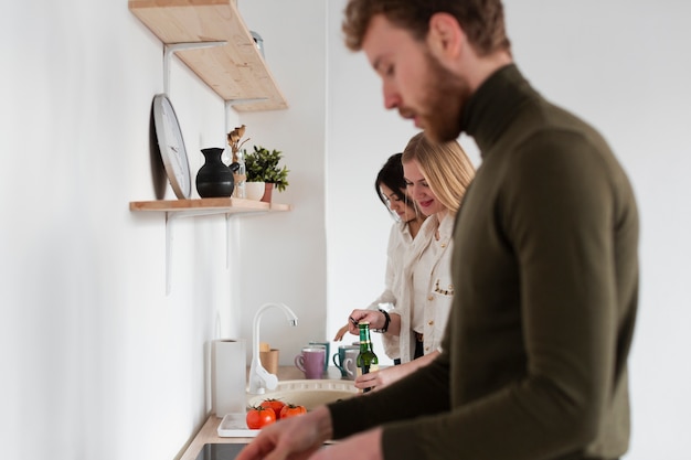 Foto gratuita amigos preparando el almuerzo