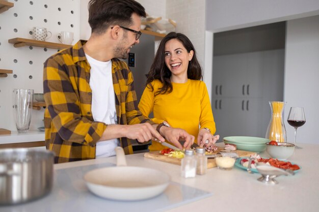 Amigos preparando comida en la cocina