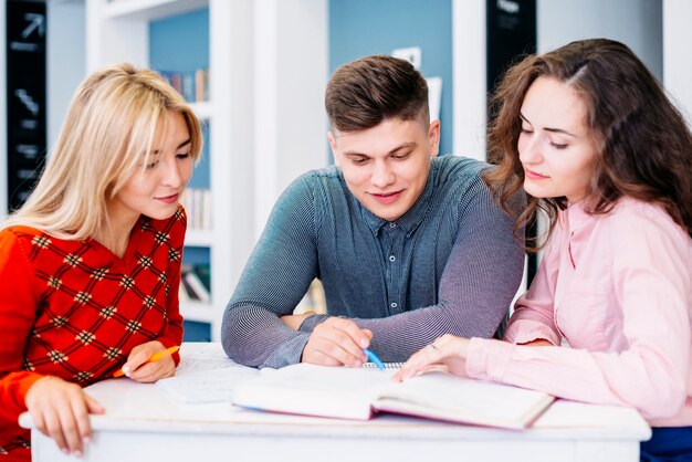 Amigos preparándose para el examen en la mesa