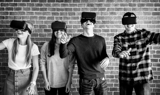 Amigos probándose cascos de realidad virtual