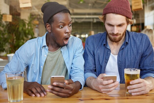 Amigos en un pub divirtiéndose