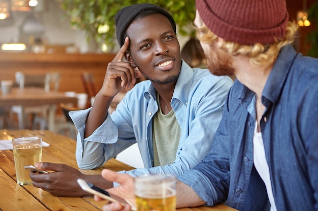 Amigos en un pub divirtiéndose