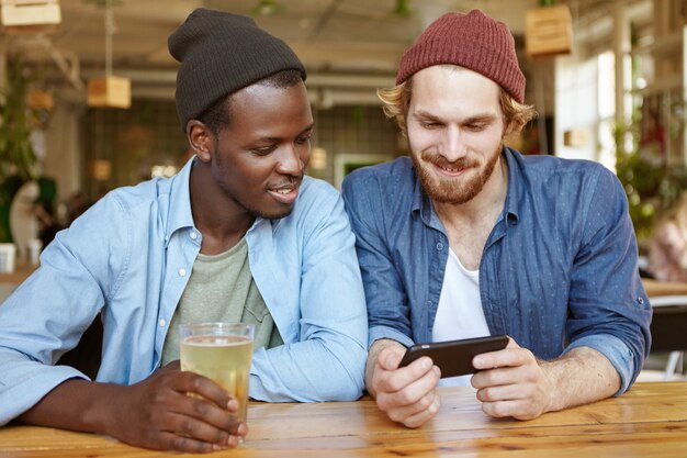 Amigos en un pub divirtiéndose