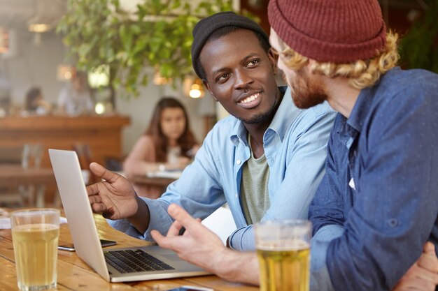 Amigos en un pub hablando