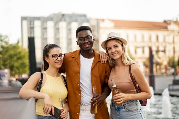 Amigos que pasan tiempo juntos al aire libre en el verano