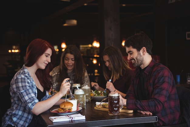 Foto gratuita amigos que tienen comida en el bar