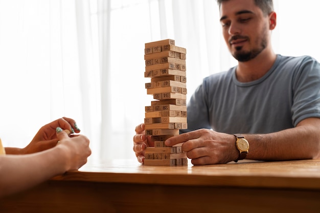 Amigos que tienen una divertida noche de juegos