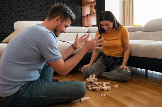 Amigos que tienen una divertida noche de juegos