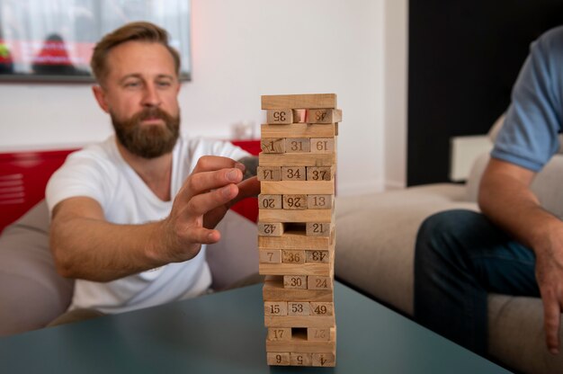 Amigos que tienen una divertida noche de juegos