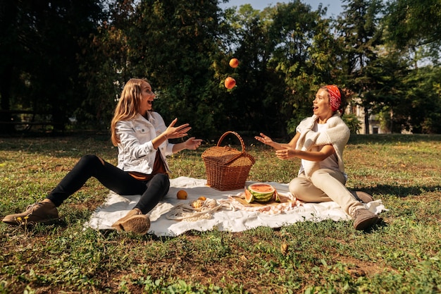 Foto gratuita amigos que tienen un picnic divertido juntos