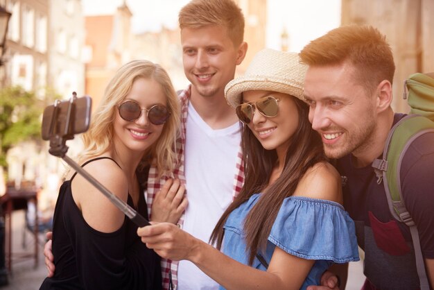 Amigos que toman selfie grupal