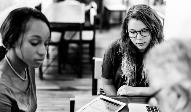 Amigos que trabajan la reunión de discusión que comparte concepto de las ideas