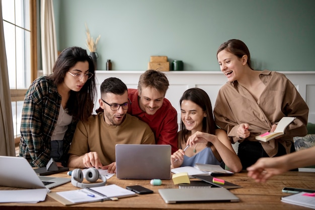 Amigos que usan una computadora portátil para aprender durante la sesión de estudio