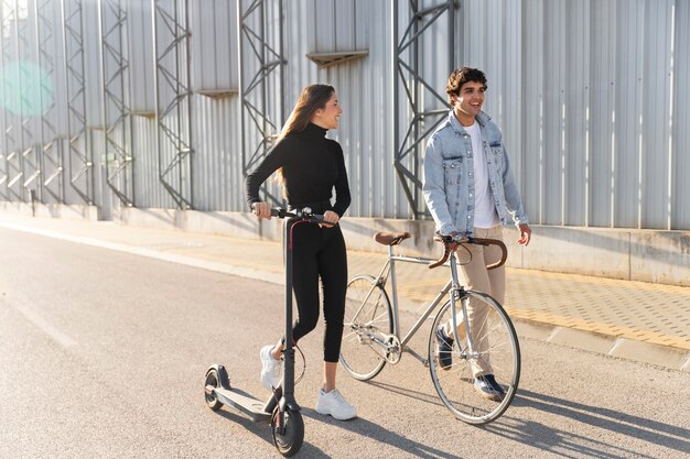 Amigos que utilizan diferentes opciones para el transporte individual.