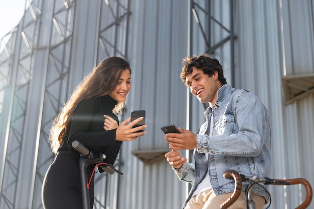 Amigos que utilizan diferentes opciones para el transporte individual.