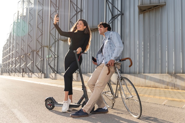 Amigos que utilizan diferentes opciones para el transporte individual.