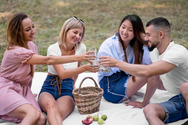 Amigos relajándose después de la pandemia afuera