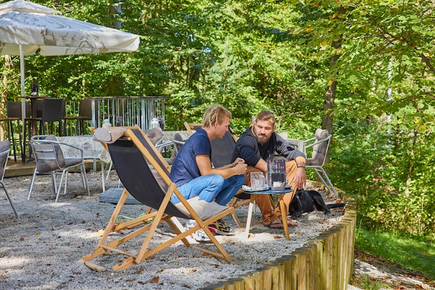 Amigos relajándose en la terraza de un café