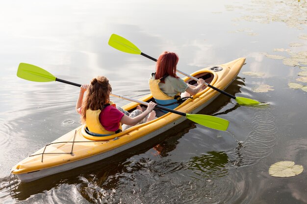 Amigos remando en kayak en el lago