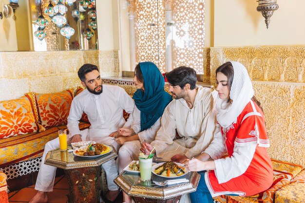 Amigos en restaurante arabe