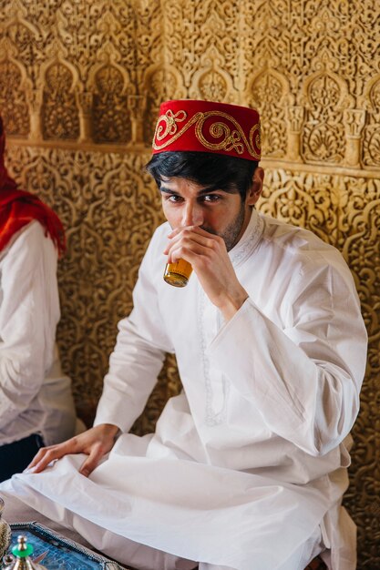 Amigos en restaurante arabe