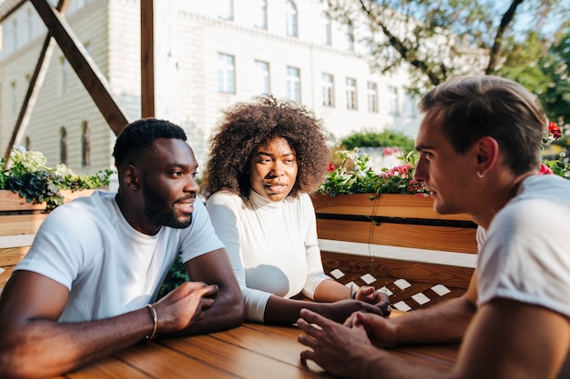 Foto gratuita amigos en el restaurante disfrutando el tiempo juntos