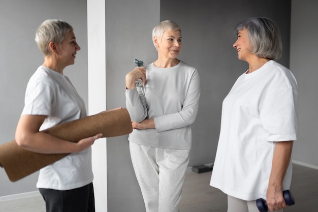 Amigos reunidos en el gimnasio para hacer ejercicio