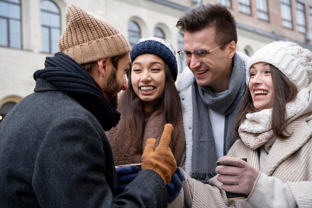 Amigos reuniéndose y pasando tiempo juntos después de mucho tiempo sin verse