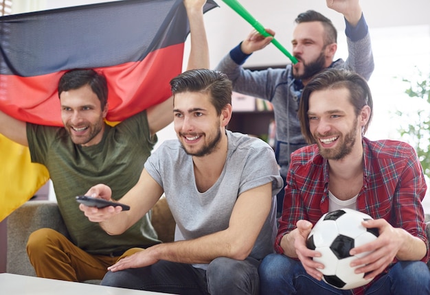 Foto gratuita amigos se reunieron para ver un partido en la televisión.