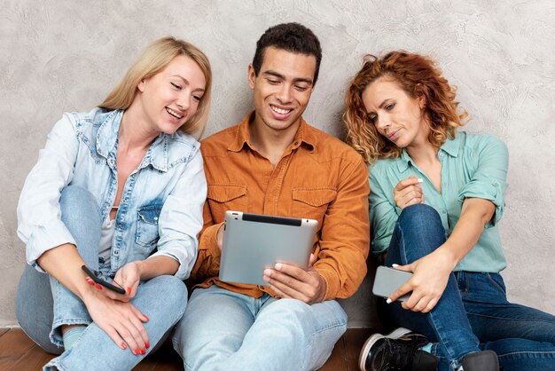 Amigos revisando una de sus tabletas