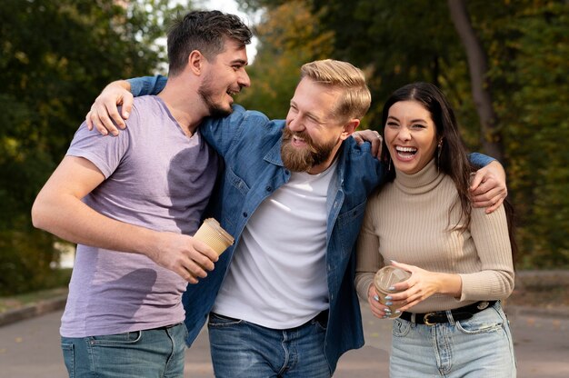 Amigos riendo y divirtiéndose