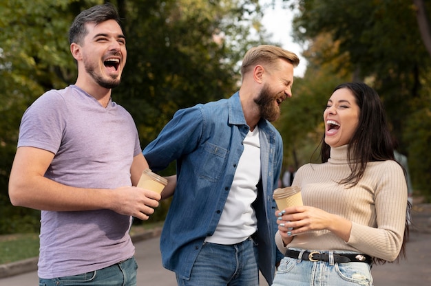 Amigos riendo y divirtiéndose