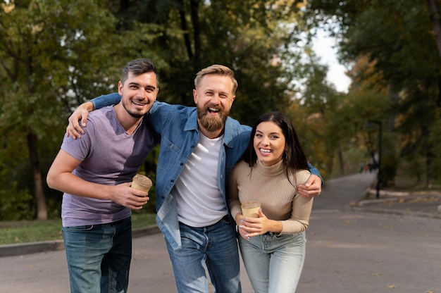 Amigos riendo y divirtiéndose