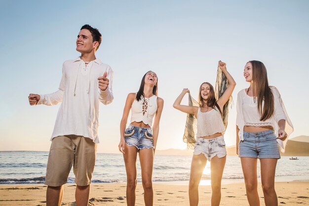 Amigos riendo en la fiesta de la playa