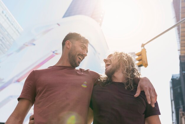 Amigos riendo a la luz del sol al aire libre