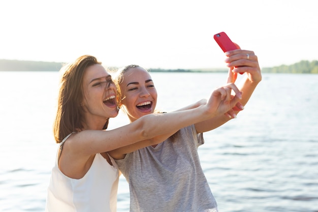 Amigos riendo mientras toman un selfie