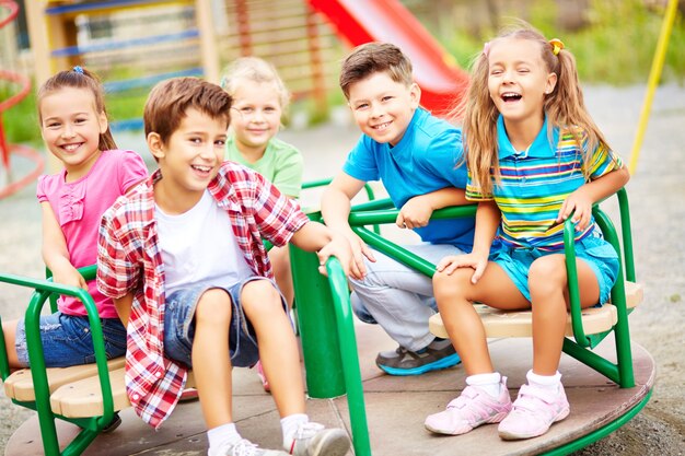 Amigos riendo en el parque infantil