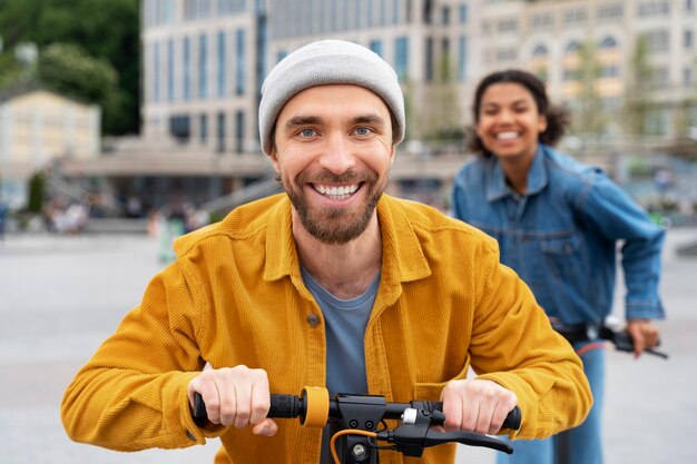 Amigos con scooters de tiro medio