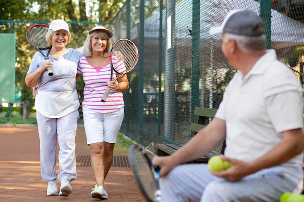 Foto gratuita amigos senior de tiro medio al aire libre