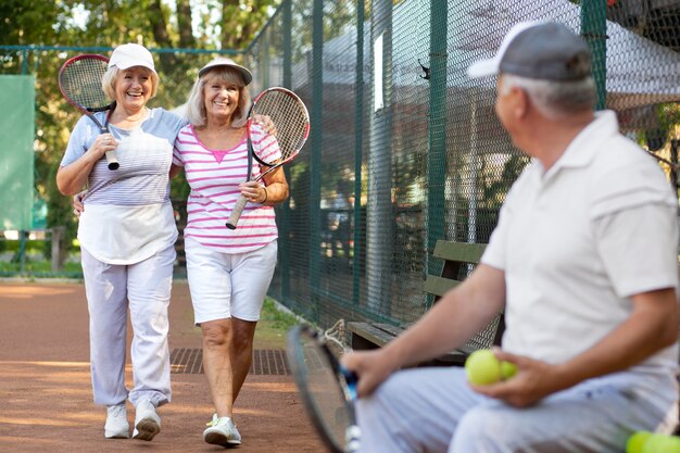 Amigos senior de tiro medio al aire libre