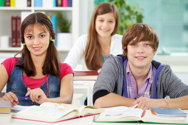 Amigos sentados en clase